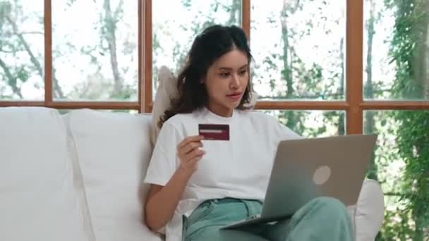 Γυναίκα ψώνια ή να πληρώσει σε απευθείας σύνδεση στο διαδίκτυο περιήγηση στην αγορά για την πώληση στοιχείων για το σύγχρονο τρόπο ζωής και τη χρήση πιστωτικής κάρτας για online πληρωμή από το πορτοφόλι προστατεύεται από vivancy κυβερνολογισμικό ασφαλείας - Πλάνα, βίντεο