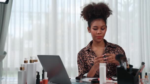 Frauen Influencer schießen Live-Streaming-Vlog Video Review Make-up entscheidenden sozialen Medien oder Blog. Glückliches junges Mädchen mit Kosmetikstudio-Beleuchtung für Marketing-Aufnahmen, die online ausgestrahlt werden. - Filmmaterial, Video