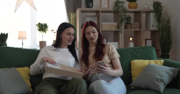 duas mulheres jovens adolescentes do sexo feminino em casa caixa de pacote post aberto - Filmagem, Vídeo