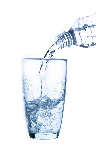 Gießen von Wasser in Glas auf weißem Hintergrund - Foto, Bild