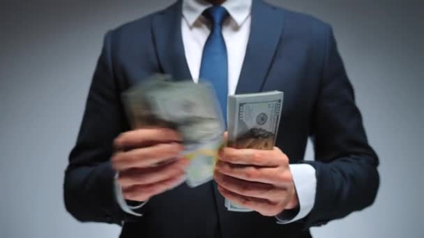 Hivatalosan öltözött férfi, aki amerikai dollárt számol, közelről. A beruházás, a siker, a pénzügyi kilátások vagy a karrierelőrehaladás fogalma. - Felvétel, videó
