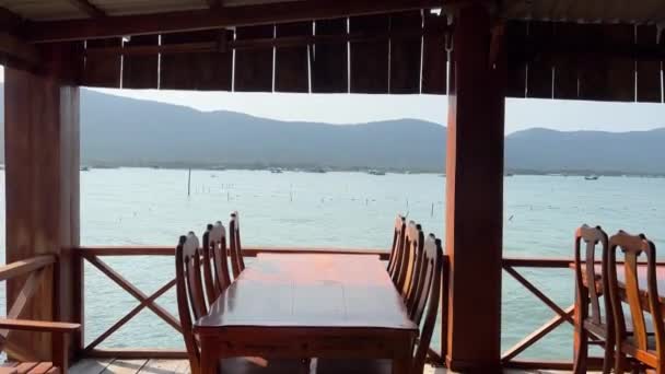 インド洋漁船の漁師の家は,魚の養殖場ベトナムフーコック島を育てます. 水釣りの魚のレストランは,木製の家雲のない空と落ち着いた水を育てます - 映像、動画