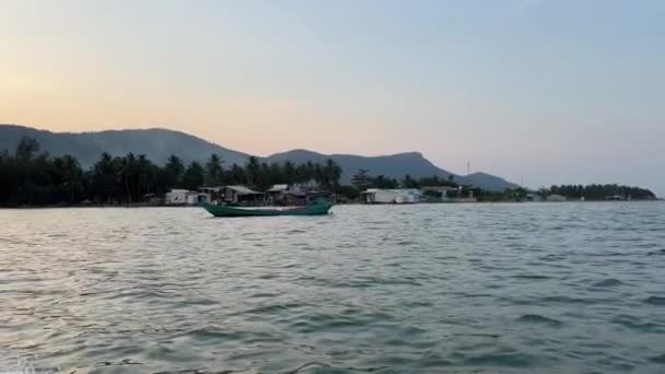Pescador casa en el Océano Índico Pesca barco captura crecer piscifactoría Vietnam phu Quoc isla. Restaurante en el agua captura peces crecen redes casa de madera cielo sin nubes y aguas tranquilas - Metraje, vídeo