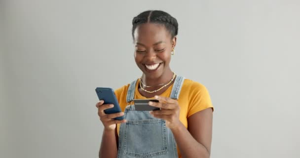 オンラインショッピング,携帯電話またはブラック女性 インターネットウェブサイトまたはフィンテックを介して支払いのためのスタジオでクレジットカード. ハッピー笑顔,ホワイトバックグラウンド,またはデジタルモバイルバンキングを介して送金を入力する人. - 映像、動画