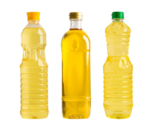 Рослинна олія з оливковою олією в різних пляшках для приготування їжі ізольована на білому тлі
. - Фото, зображення