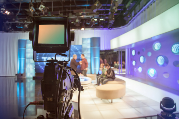 Estúdio de televisão com câmera e luzes - gravação de programa de TV
 - Foto, Imagem