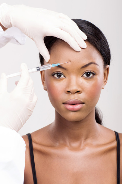 Woman receiving cosmetic injection on her forehead - Φωτογραφία, εικόνα