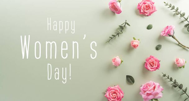 Szczęśliwego Dnia Matki i Dzień Kobiet koncepcji dekoracji wykonane z kwiatów i tekst na pastelowym tle. - Zdjęcie, obraz