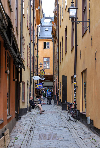 Stockholm, Švédsko - 25. července 2023: Okouzlující úzká dlážděná ulice v historické čtvrti Gamla Stan ve Stockholmu, Švédsko. - Fotografie, Obrázek
