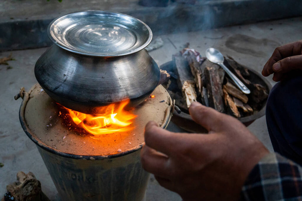 3 березня 2024 року - Уттаракханд Індія. Ангеет Кулінарія: Відкрита глиняна плита з дровами в селі Уттаракханд, Індія. - Фото, зображення