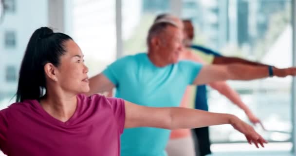 Fitness, rozciąganie i starsza Azjatka do ćwiczeń, treningu i treningu wytrzymałościowego w siłowni. Sport, emerytura i starsi mężczyźni i kobiety rozgrzewają się razem dla wellness, zdrowego ciała i klubu jogi. - Materiał filmowy, wideo