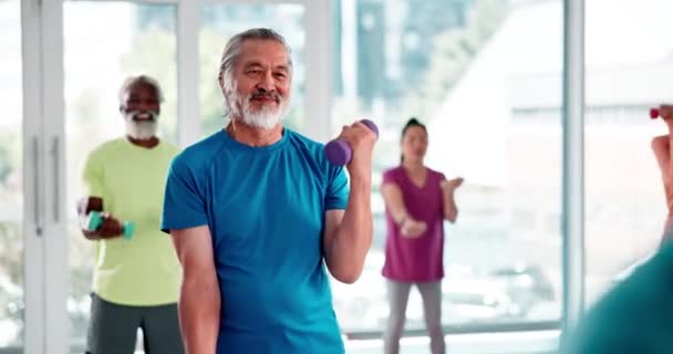 Άσκηση, τάξη και ηλικιωμένους με βάρη για την άσκηση, την κατάρτιση και την άσκηση καρδιο στο γυμναστήριο. Αθλητισμός, συνταξιοδότηση και ηλικιωμένοι άνδρες και γυναίκες με εξοπλισμό για ευεξία, υγιές σώμα ή γυμναστήριο. - Πλάνα, βίντεο