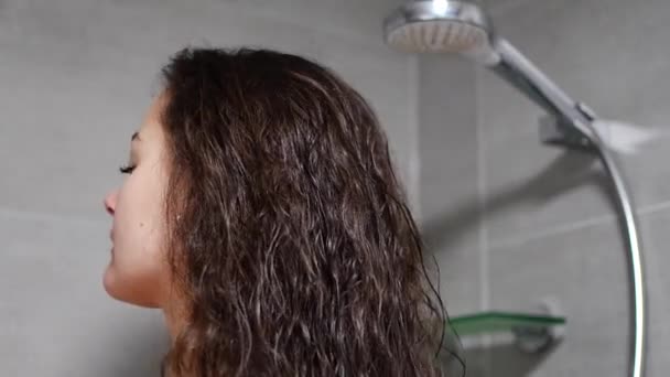 Mulher jovem com cabelo encaracolado escuro fazendo massagem cabelo cabeludo auto com massageador de couro cabeludo ou escova de cabelo para o crescimento do cabelo estimulante em casa de banho. Imagens 4k de alta qualidade - Filmagem, Vídeo