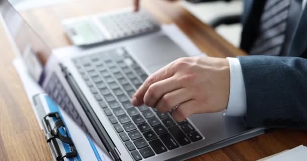 Consultor de negocios escribe en teclado y cuenta con calculadora. Concepto de preparación del informe financiero - Metraje, vídeo