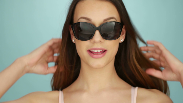 Attractive Young Woman Posing In Sunglasses - Záběry, video