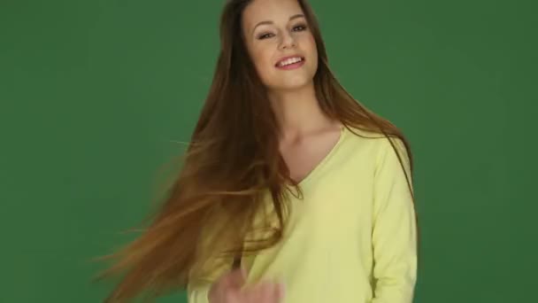 Ελκυστική νεαρή γυναίκα χαμογελώντας και ανατίναξη φιλιά στην κάμερα - Πλάνα, βίντεο