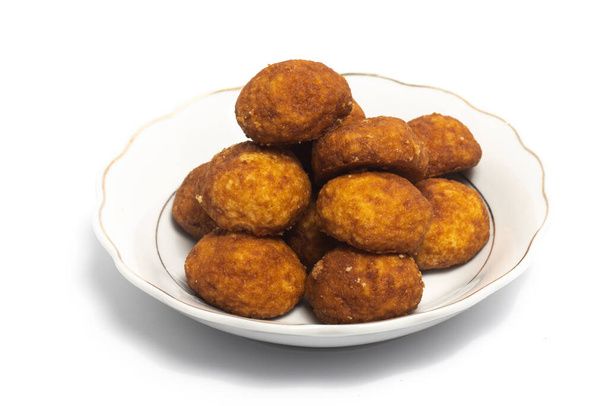 Пальмове сирне печиво в маленькій білій тарілці ізольовані на білому фоні відсікаючий контур - Фото, зображення
