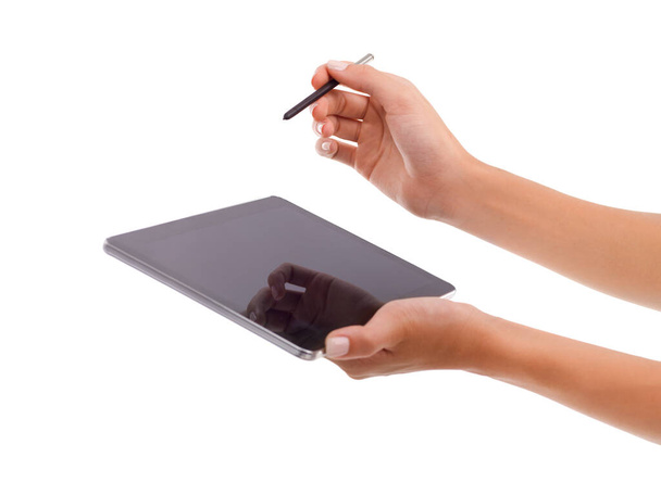 Primo piano, mani o disegno su tablet in studio per la firma, modulo di domanda o documento online sul sito web. Grafica, persona o penna digitale per scrittura o schizzo creativo su sfondo bianco. - Foto, immagini