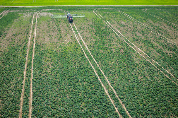 Vista aérea del tractor
 - Foto, Imagen