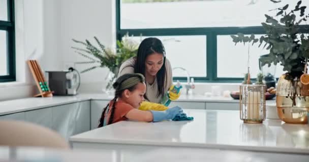 Maminka, dítě a výuka čištění v kuchyni nebo chemických výrobků pro zdraví bakterií, odpovědnost nebo vedení domácnosti. Žena, dcera a látka na pultu nebo se učit hygieně pro bezpečnost, špínu nebo bakterie. - Záběry, video