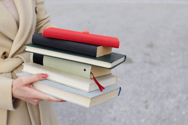赤い革のバッグと本を持つ女性,彼女の手に本を持っている若い美しい少女,世界最高の作家の本のセット,文学,科学,学習,研究,歴史,教育,芸術のためのイラスト - 写真・画像