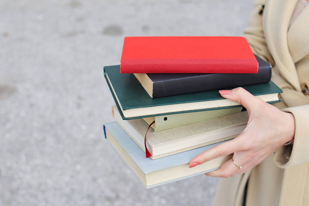 kobieta z czerwoną skórzaną torbą i książkami, młoda piękna dziewczyna trzymająca książki w ręku, zestaw książek najlepszych pisarzy świata, ilustracja do literatury, nauka, nauka, nauka, nauka, historia, edukacja, sztuka - Zdjęcie, obraz