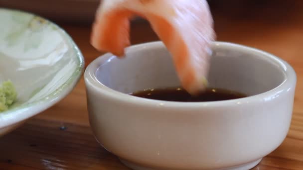 Sashimi de salmão mergulhado em molho
 - Filmagem, Vídeo