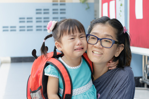 Los niños y la madre llorando el primer día van a pre-kindergarten scho
 - Foto, imagen