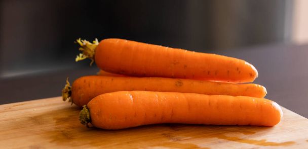 zanahorias frescas en primer plano tablero de madera - Foto, Imagen