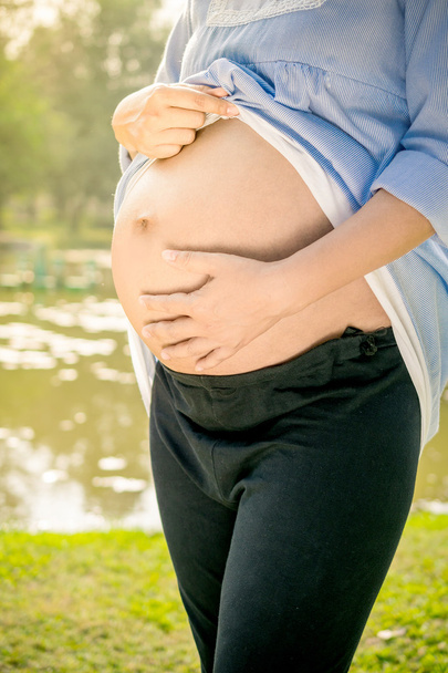 mladá těhotná žena v parku venku, - Fotografie, Obrázek