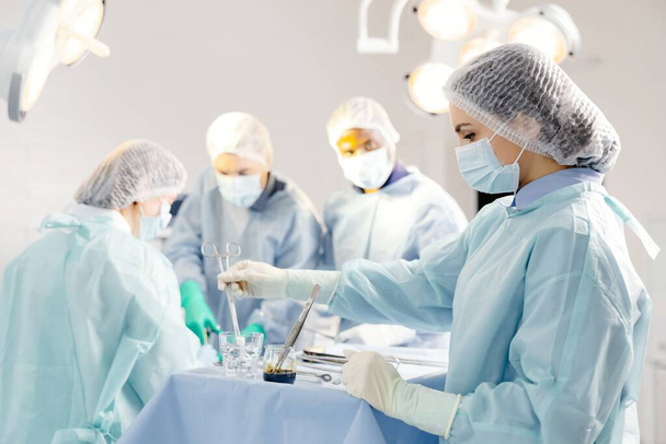 Група лікарів, які проводять операцію в лікарні. - Фото, зображення
