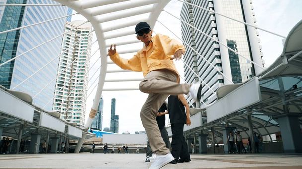 Grupo de dançarino de rua profissional animar-se enquanto hipster asiático executar passo livre na cidade cercada por pessoas com câmera de baixo ângulo. Conceito de dança de pausa. Desporto ao ar livre 2024. Sprightly. - Foto, Imagem