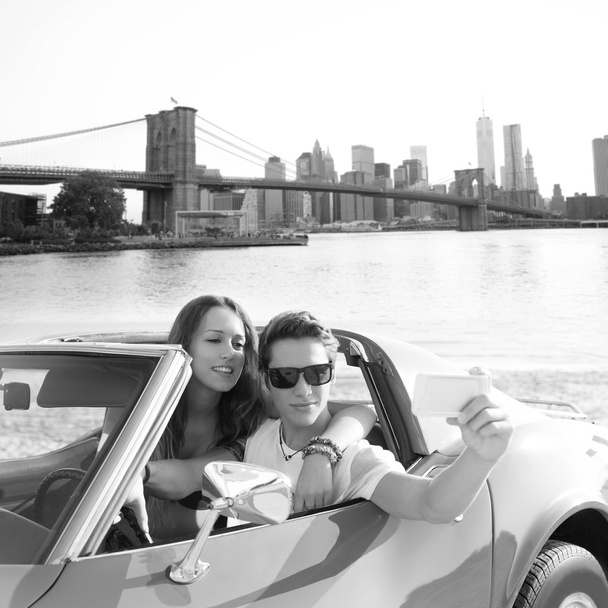 selfie young couple convertible New York Brooklyn Bridge - Φωτογραφία, εικόνα