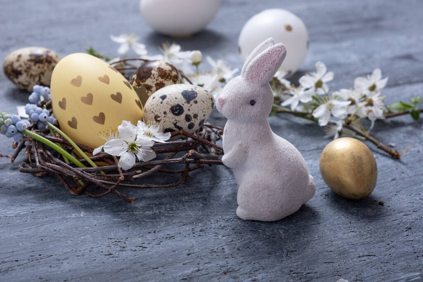 Velikonoční kompozice s bílým králíkem, hnízdem a vejci ploché snášky, pohled shora - Fotografie, Obrázek