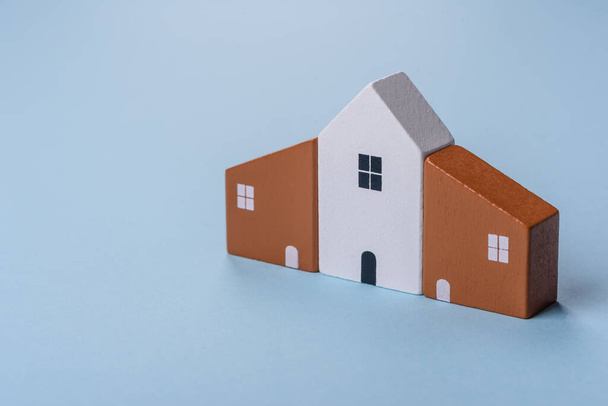 Küçük ahşap bir ev ve anahtarlar kendi evinize yatırım yapmak ve gayrimenkul satın alma hedefine ulaşmak için bir fikir. Fikrin için arka plan - Fotoğraf, Görsel