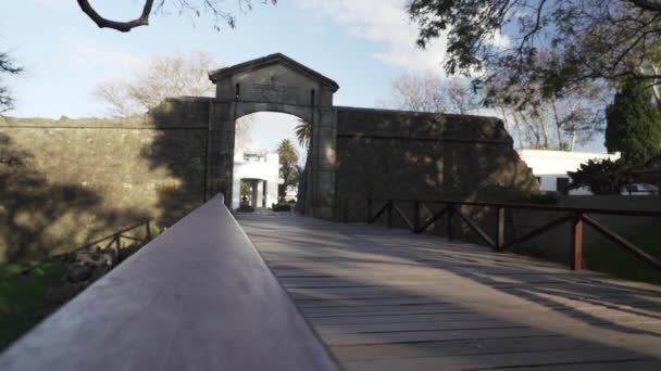 Tahta köprü ve kapı, Montevideo ve Buenos Aires yakınlarındaki Rio de la Plata 'da İspanyol ve Portekiz tarihine sahip eski bir sömürge kasabası olan Colonia del Sacramento' ya açılır. - Video, Çekim