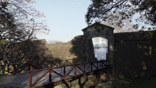 Dřevěný most a brána do starého města Colonia del Sacramento, starého koloniálního města se španělskou a portugalskou historií na Rio de la Plata v Uruguayi u Montevidea a Buenos Aires - Záběry, video