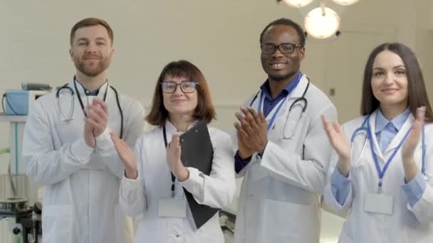 Ομάδα ιατρών που στέκονται μαζί στο κλινικό γραφείο μετά την εργάσιμη ημέρα - Πλάνα, βίντεο