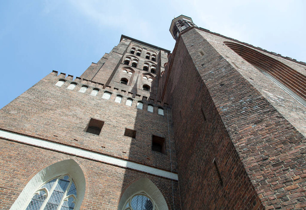16. yüzyıl St. Mary Kilisesi, dünyanın en büyük üçüncü tuğla kilisesi (Gdansk, Polonya). - Fotoğraf, Görsel