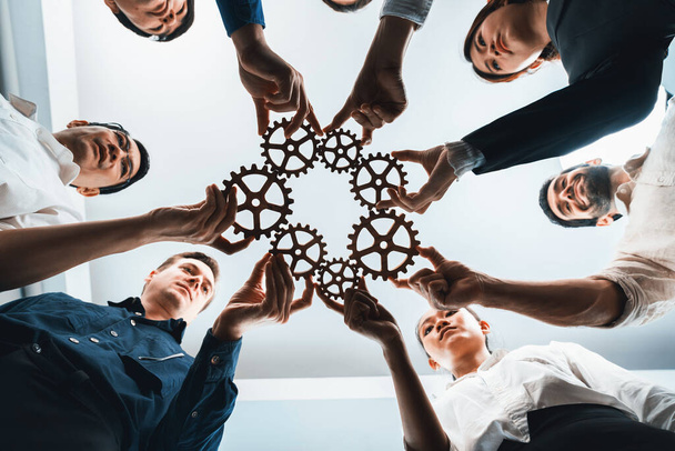 Επιχειρηματική ομάδα ενώνει cogwheel σε κυκλική μαζί συμβολίζουν την επιτυχή ομάδα της εταιρικής σχέσης των επιχειρήσεων και ισχυρή συλλογική ομαδική εργασία ενότητα στο χώρο εργασίας της κοινότητας με παραγωγική αποτελεσματικότητα. Συνετή - Φωτογραφία, εικόνα