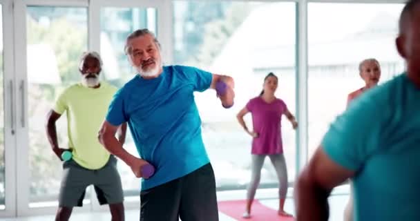 Sportok, súlyok és idősek a tornateremben az egészségügyi, wellness és kar edzéstanfolyamra. Fitness, sokszínűség és idős barátok nyújtózkodó izom testmozgás vagy edzés súlyzókkal stúdióban - Felvétel, videó