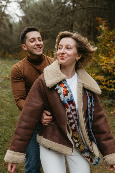 Homem e mulher ao ar livre, feliz casal adulto passar tempo juntos no parque de outono - Foto, Imagem