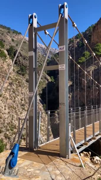 Szlak pieszy do mostu Colgante (Puente Colgante El Saltillo) przez rzekę Almanchares, Sierra Tejeda, Andaluzja, Hiszpania - Materiał filmowy, wideo