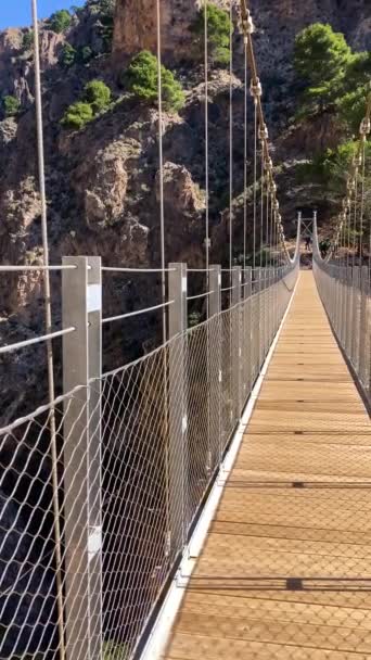 Sentier de randonnée au pont de Colgante (Puente Colgante El Saltillo) sur la rivière Almanchares, Sierra Tejeda, Andalousie, Espagne - Séquence, vidéo