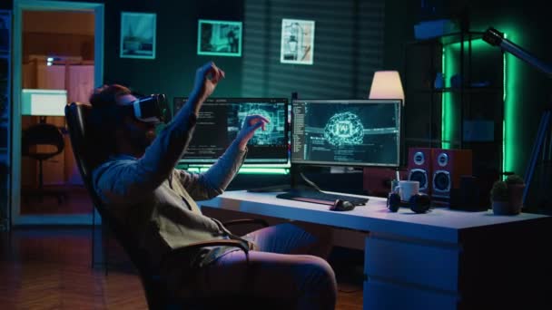 Mann verwendet VR-Headset, um Programmierarbeit zu verrichten und bekommt Angst, nachdem KI fühlend wird. Entwickler lösen Aufgaben am PC mit virtueller Realität, alarmiert durch selbstbewusste künstliche Intelligenz, Kamera B - Filmmaterial, Video