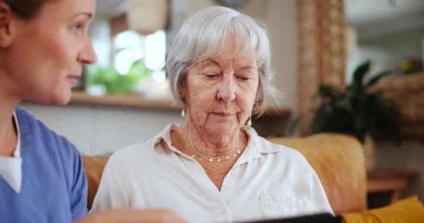 Ιατρικό, tablet και νοσοκόμα σχεδιασμό με ηλικιωμένη γυναίκα στον καναπέ στο σαλόνι του σπιτιού για συμβουλές ή βοήθεια. Healthcare, εμπιστοσύνη ή τεχνολογία με και φροντιστής με ανώτερος ασθενής μιλάμε για την υποβοηθούμενη διαβίωση. - Πλάνα, βίντεο