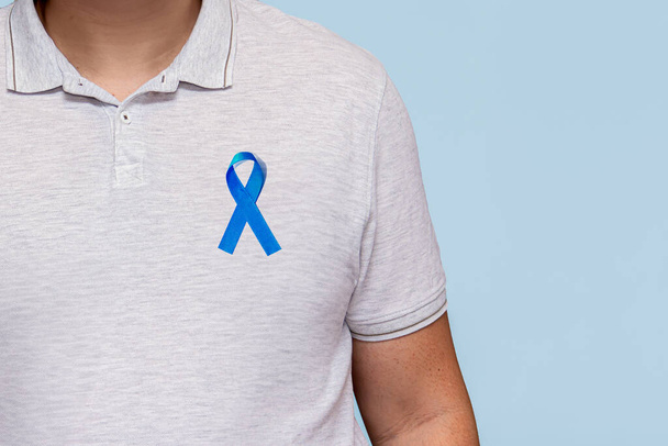 Blue November Prostate Cancer Awareness Month, muž v košili s modrou stuhou na podporu života a nemoci lidí. Zdraví, mezinárodní muži, otec, cukrovka a Světový den rakoviny - Fotografie, Obrázek