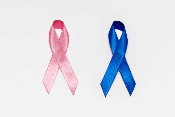 Duas fitas nas cores azul e rosa para representar as campanhas de novembro e outubro rosa azul. Prevenção do cancro da mama e da próstata. - Foto, Imagem