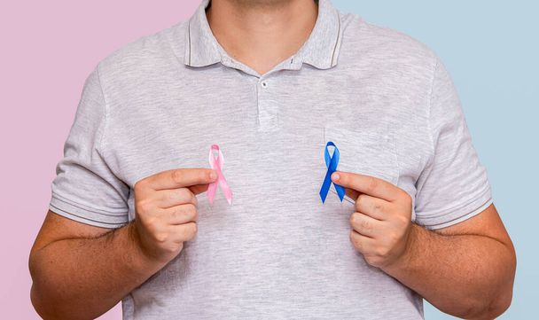 Pembe Ekim ve Mavi Kasım kampanyaları için iki Pembe ve Mavi yaylı adam hayatı destekleme ve kanser hakkında farkındalık yaratma kampanyaları yürütüyor. - Fotoğraf, Görsel