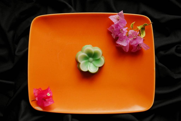 Ένα γλυκό σνακ από αλεύρι hunkwe που σχηματίζεται με τη χρήση μούχλας πουτίγκας λουλουδιών. - Φωτογραφία, εικόνα